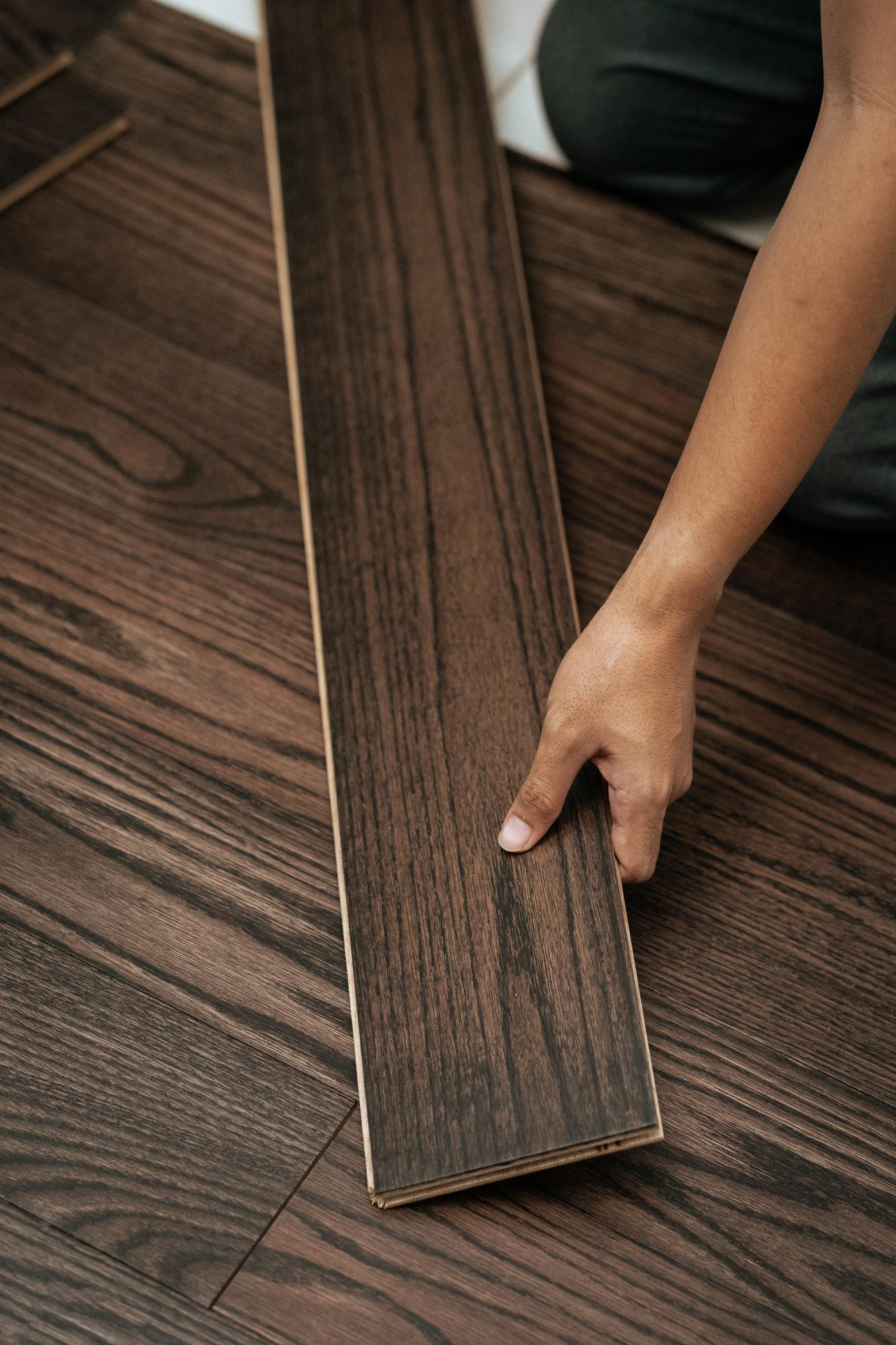 Професионално редене на ламинат за модерен и издръжлив под