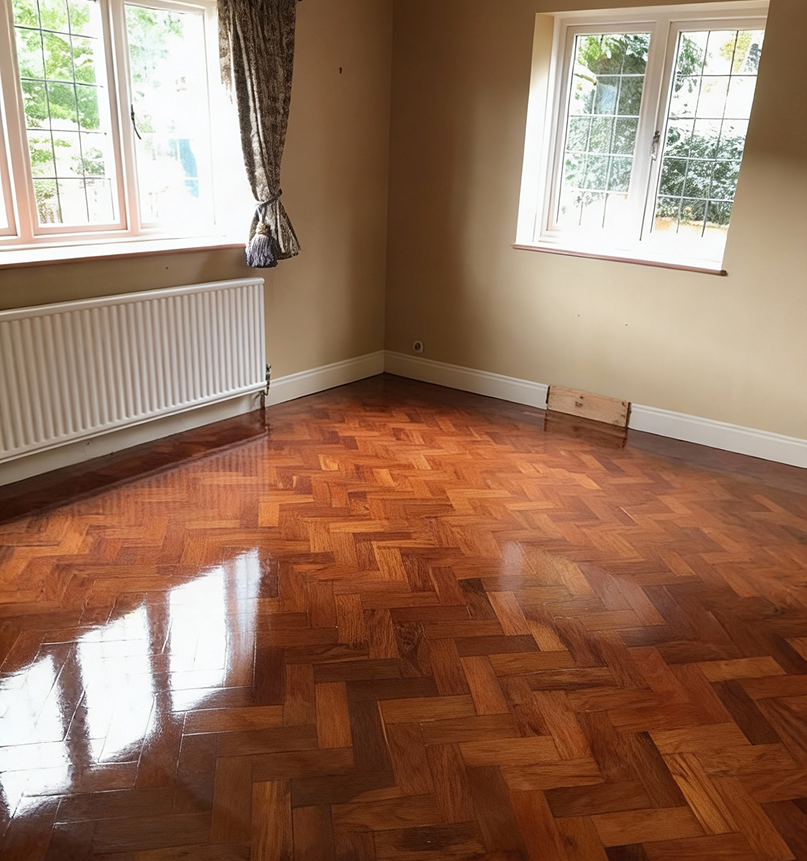 Нанасяне на защитен слой лак върху дюшеме за дълготраен блясък и устойчивост на дървото.