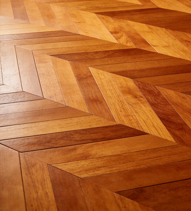 Професионално омасляване на паркет с натурални масла за дълбока защита и подчертаване на автентичния вид на дървото.